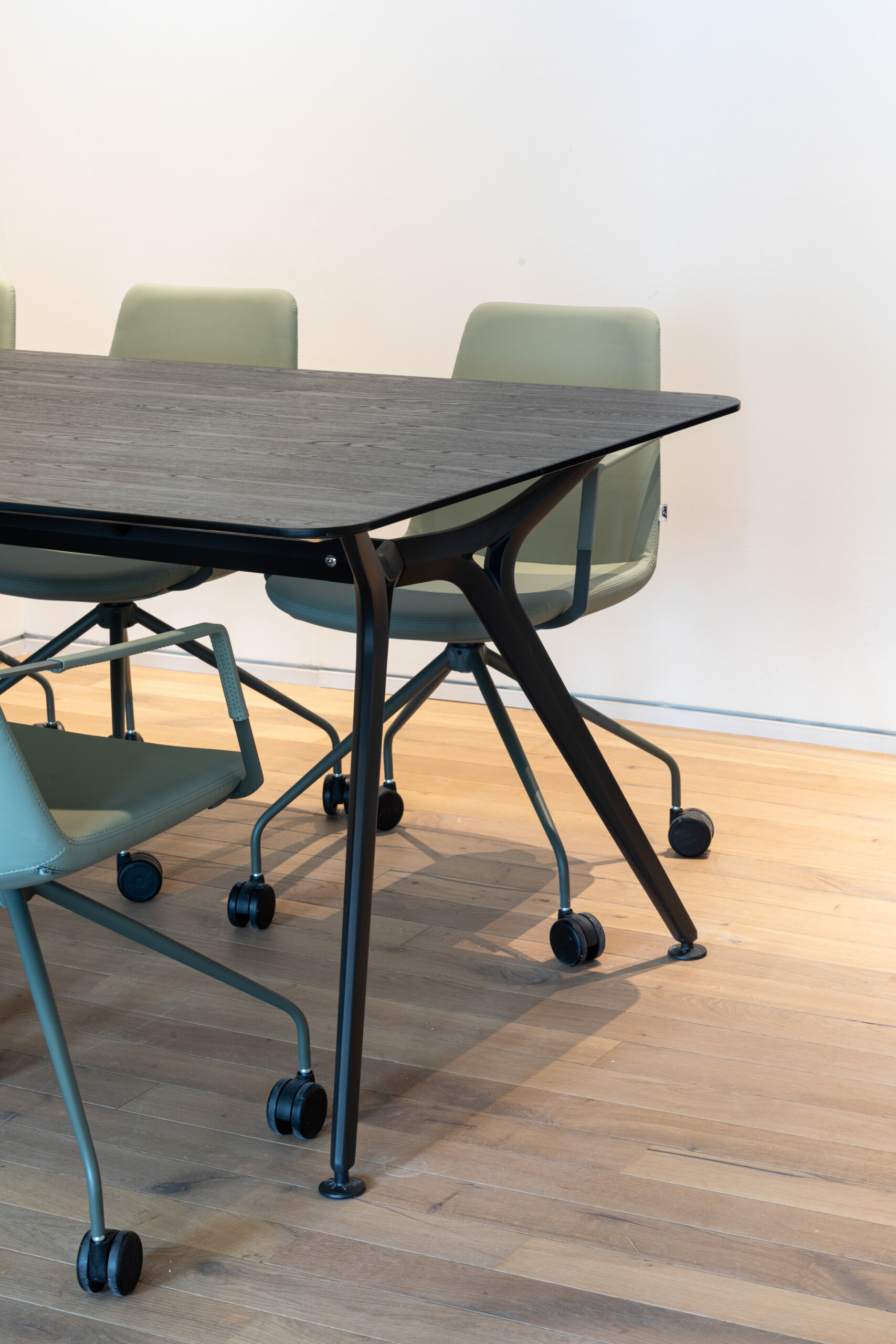 arkitek-meeting-tablepera-chair-2.jpeg